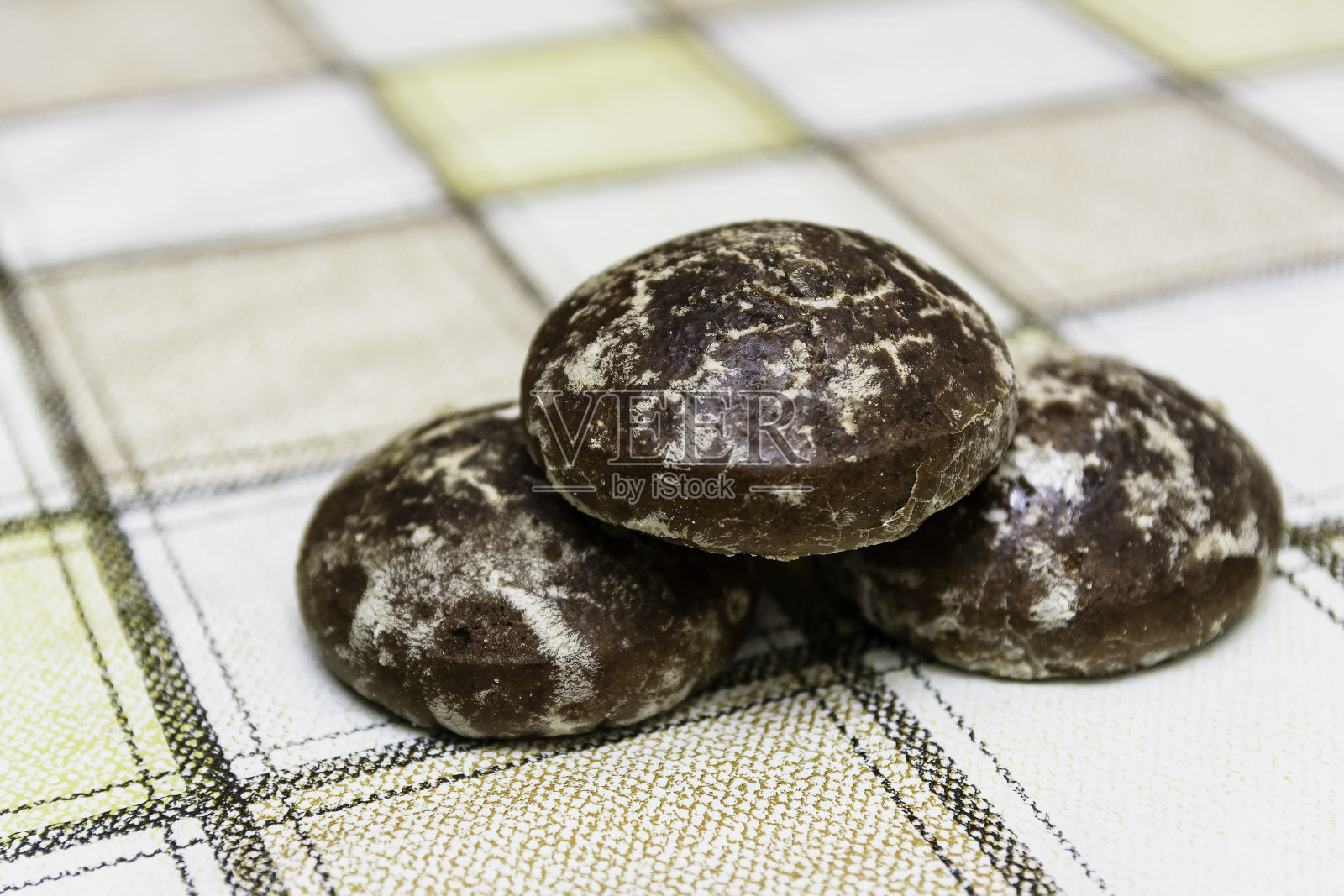 姜饼在餐厅的桌布上照片摄影图片