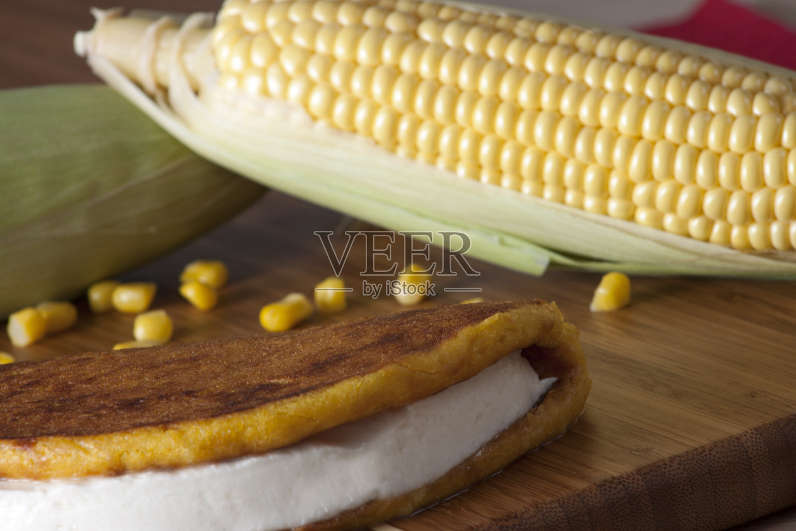 桌上玉米的特写镜头照片摄影图片