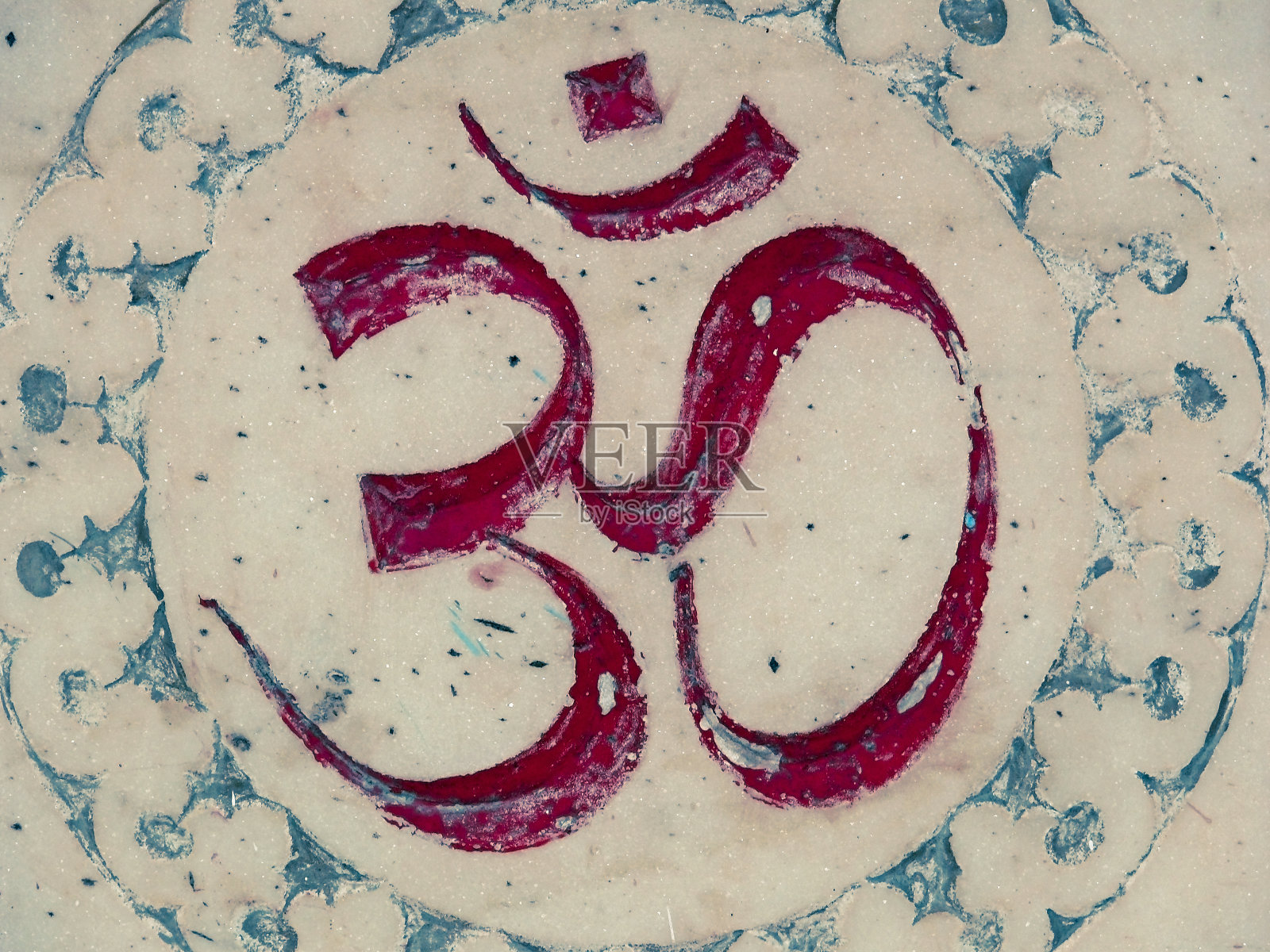 神圣的OM是在大理石上雕刻和绘制的照片摄影图片