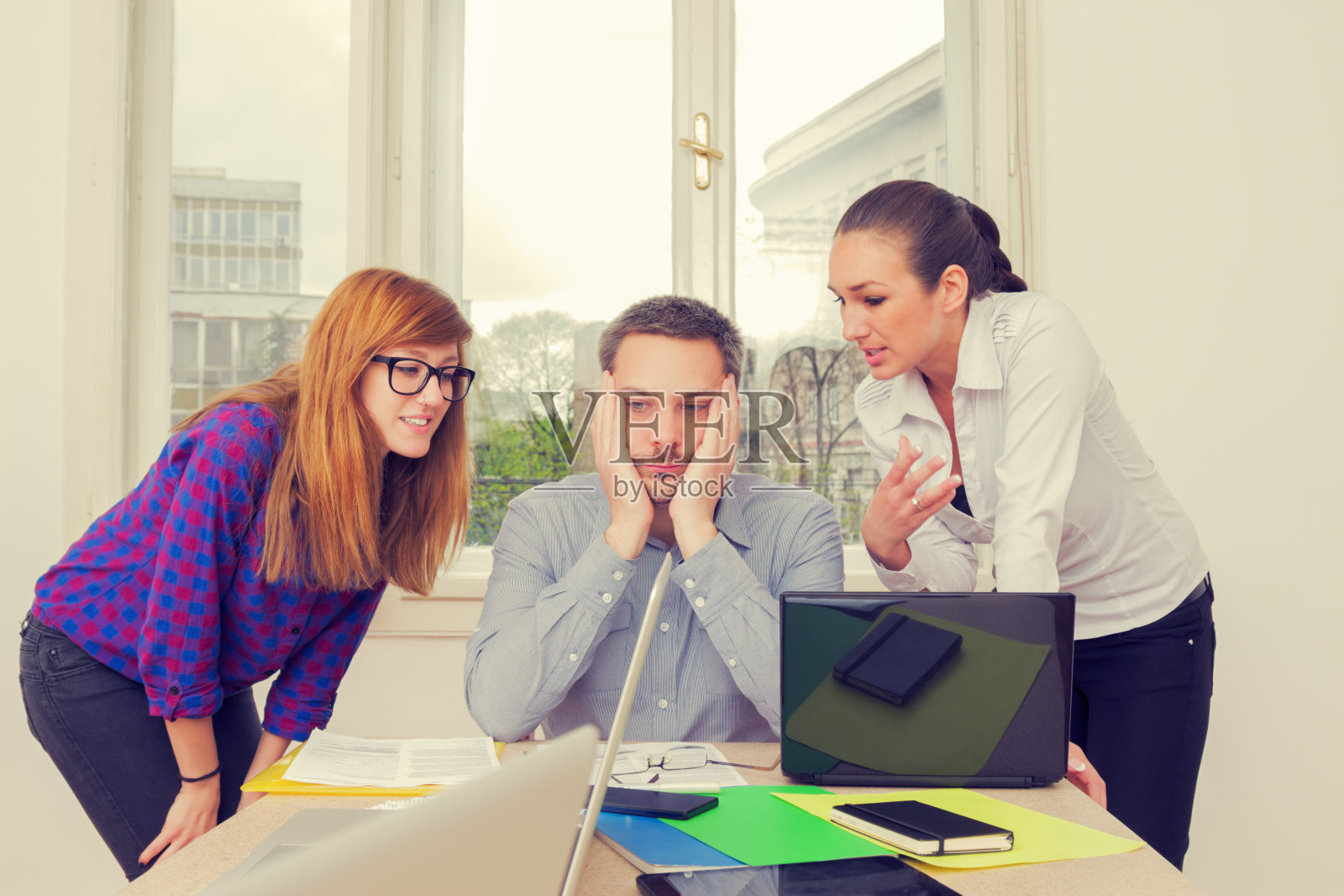 办公室女兵Vs男兵照片摄影图片