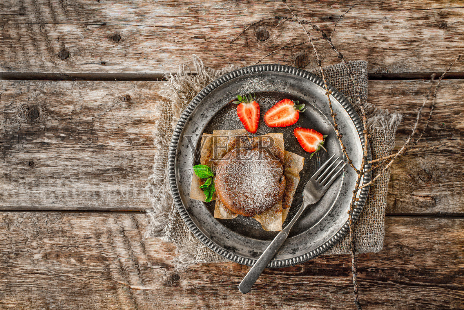 巧克力翻糖与草莓和薄荷在桌面上视图照片摄影图片