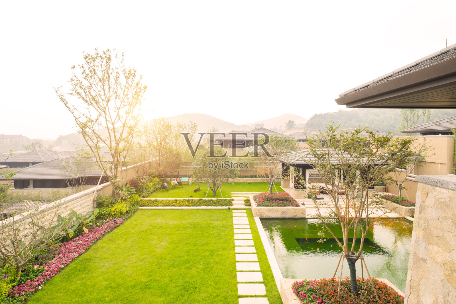 室外后院，靠近鱼塘，阳光充足照片摄影图片