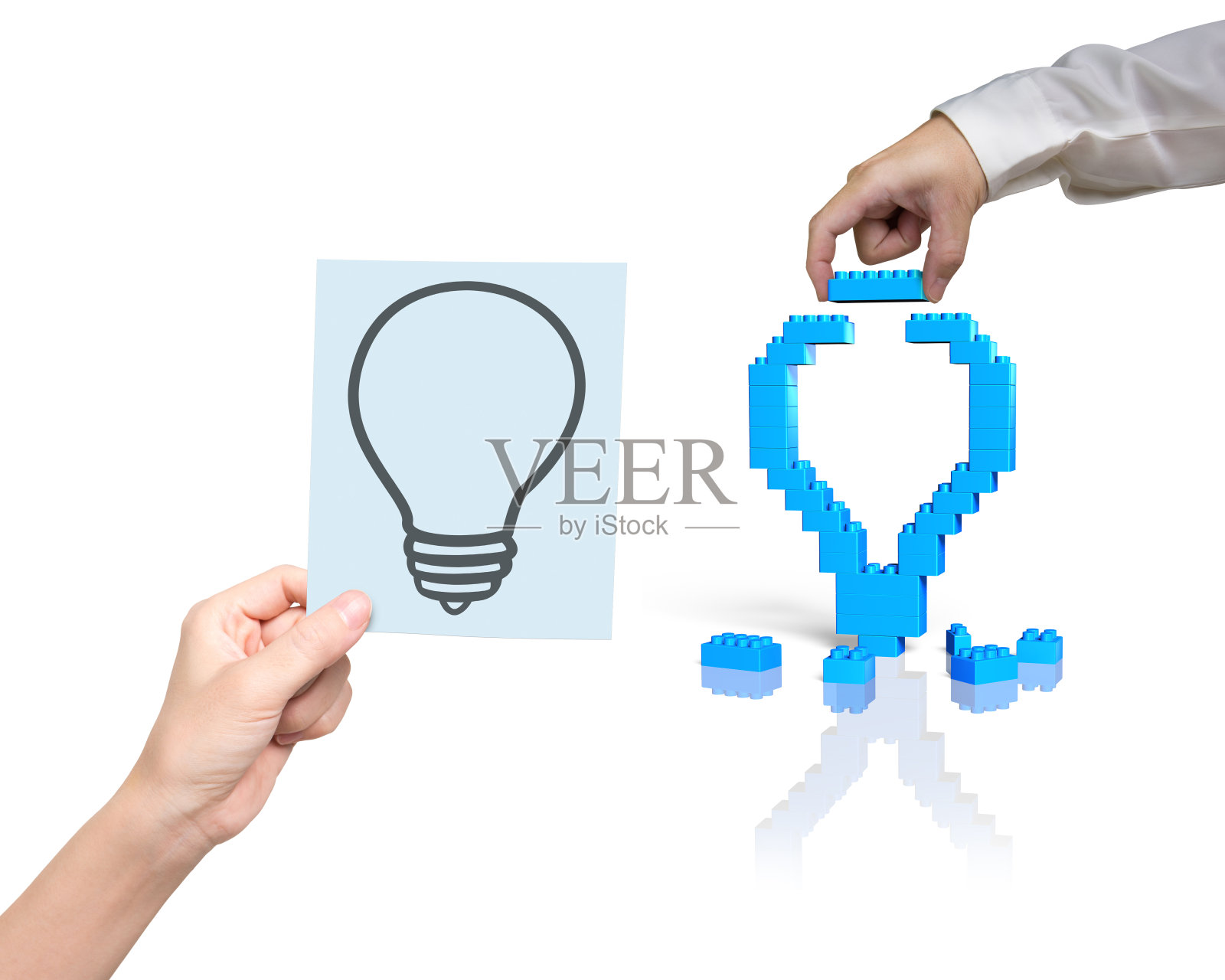 一只手构建堆栈块灯泡，另一只手持有蓝色照片摄影图片