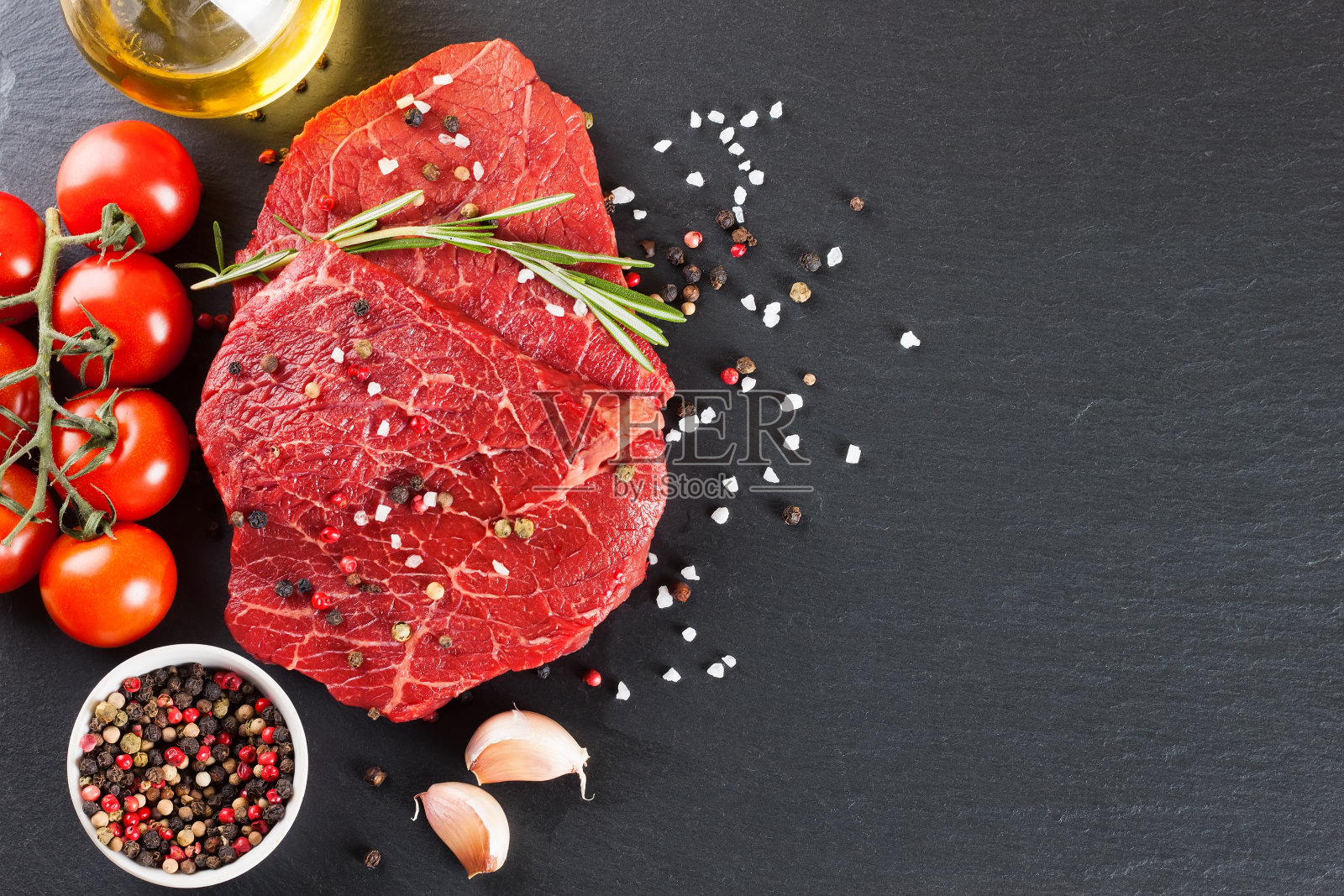香料生牛排照片摄影图片