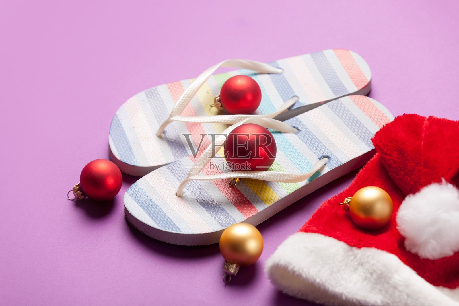 圣诞帽和带圣诞泡泡的人字拖照片摄影图片