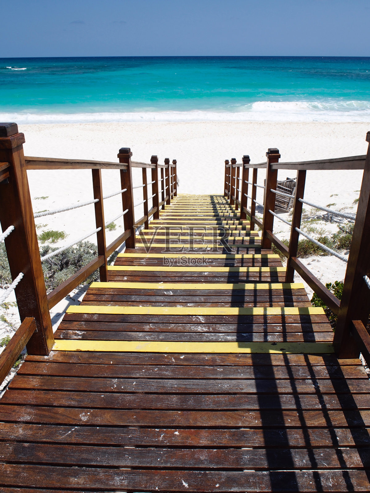 通往海滩的楼梯照片摄影图片