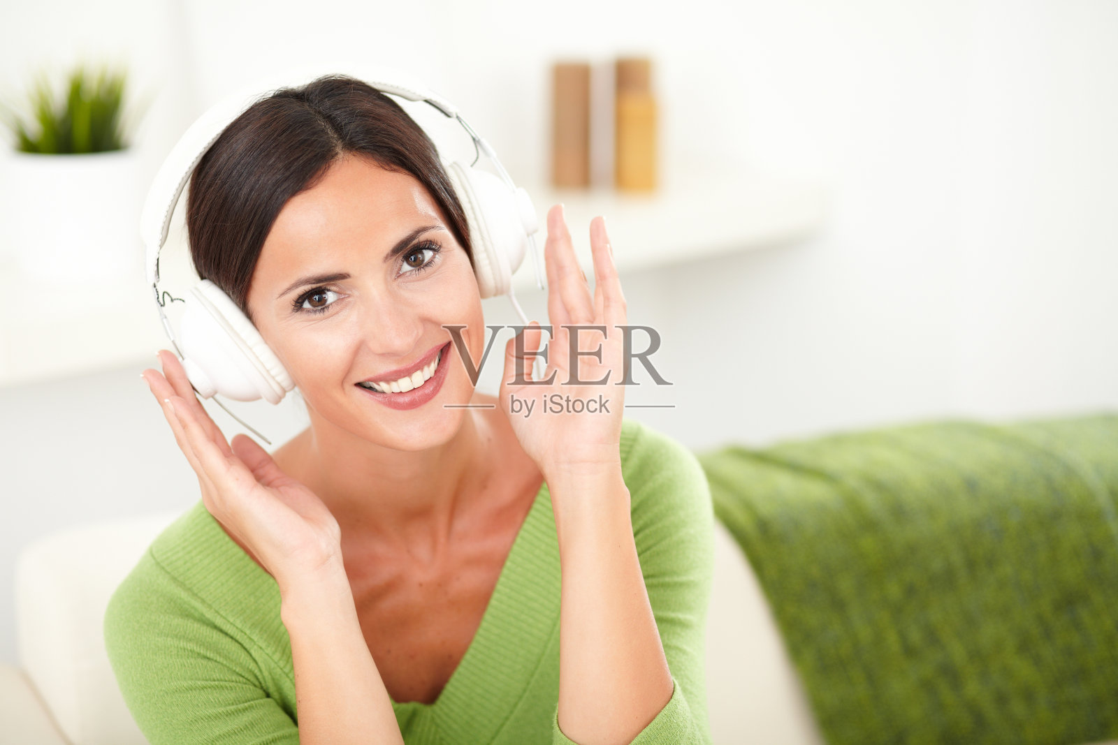 快乐的年轻女子听着音乐照片摄影图片