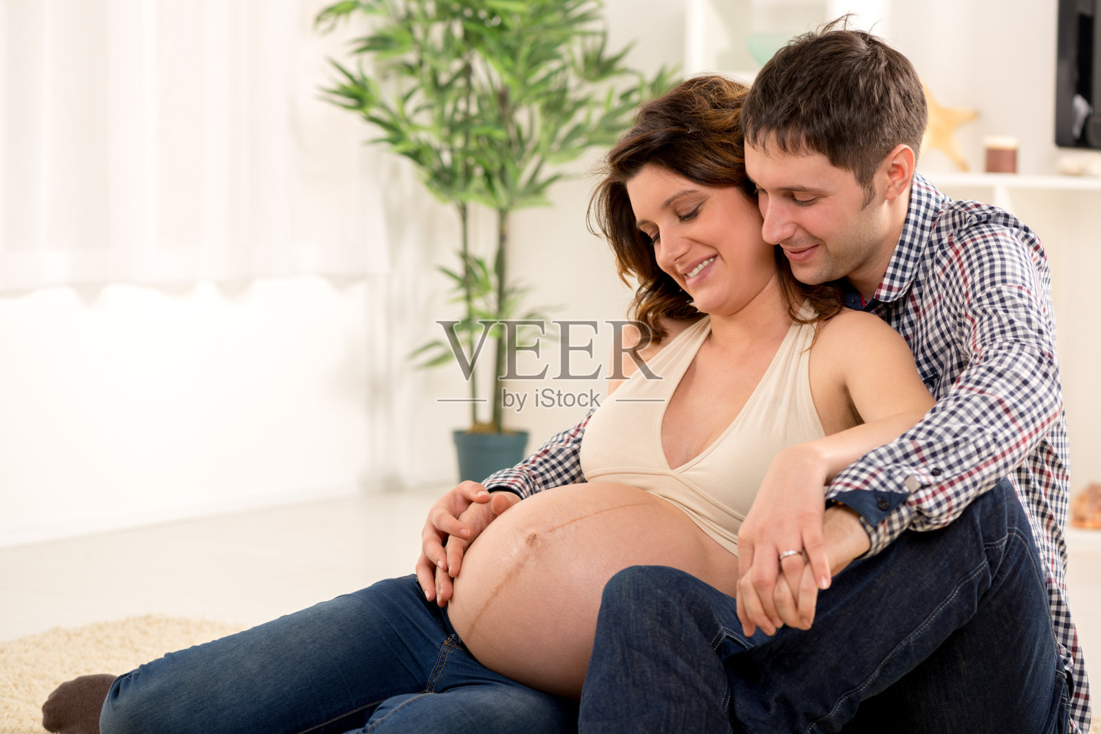 一对幸福的夫妇期待着一个新的宝宝照片摄影图片