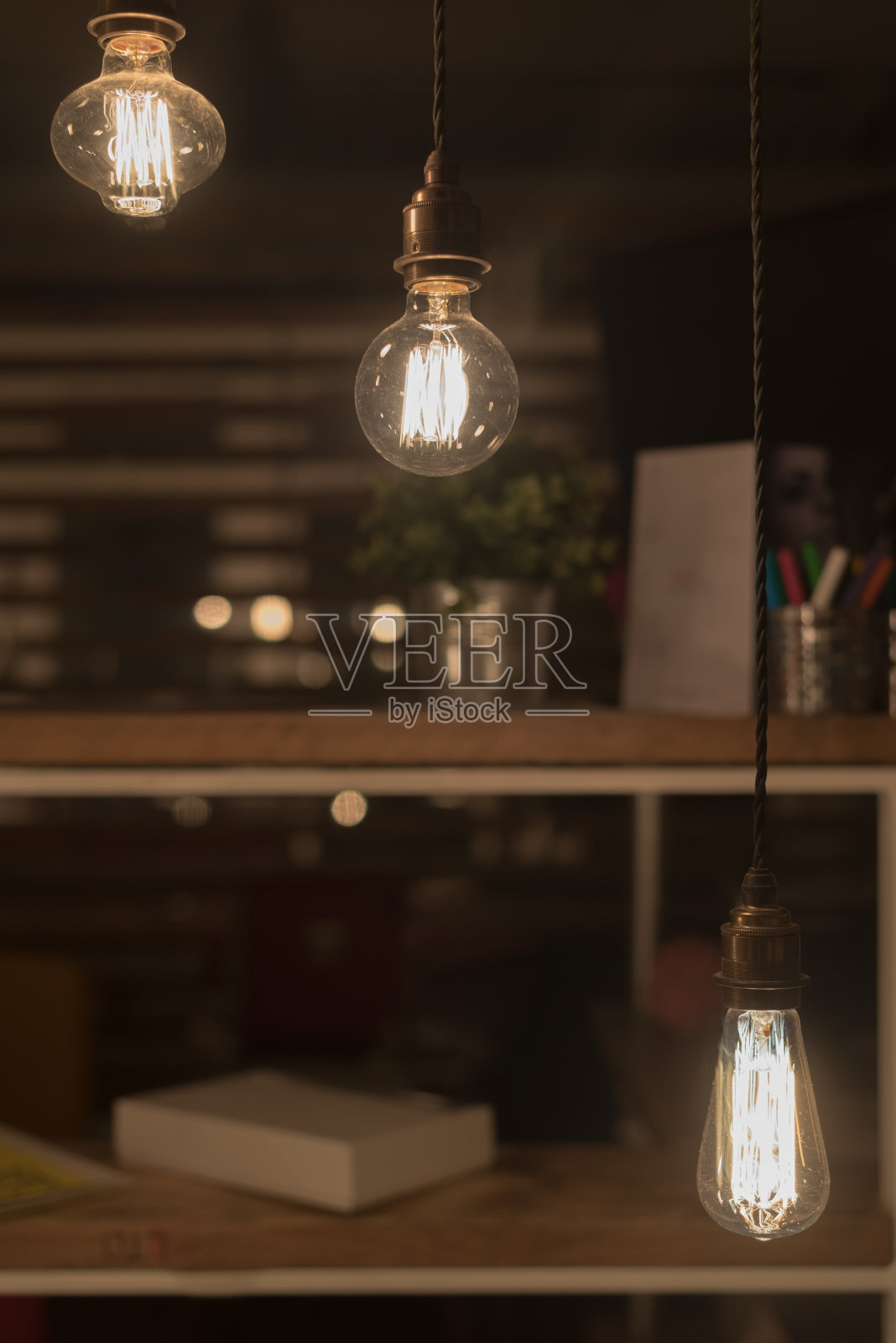 低瓦钨丝灯泡照片摄影图片