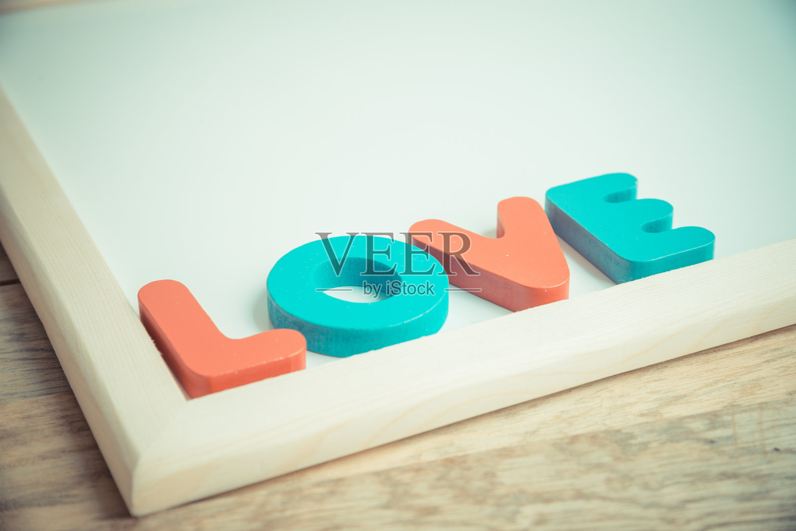 白板角上的“爱”字照片摄影图片