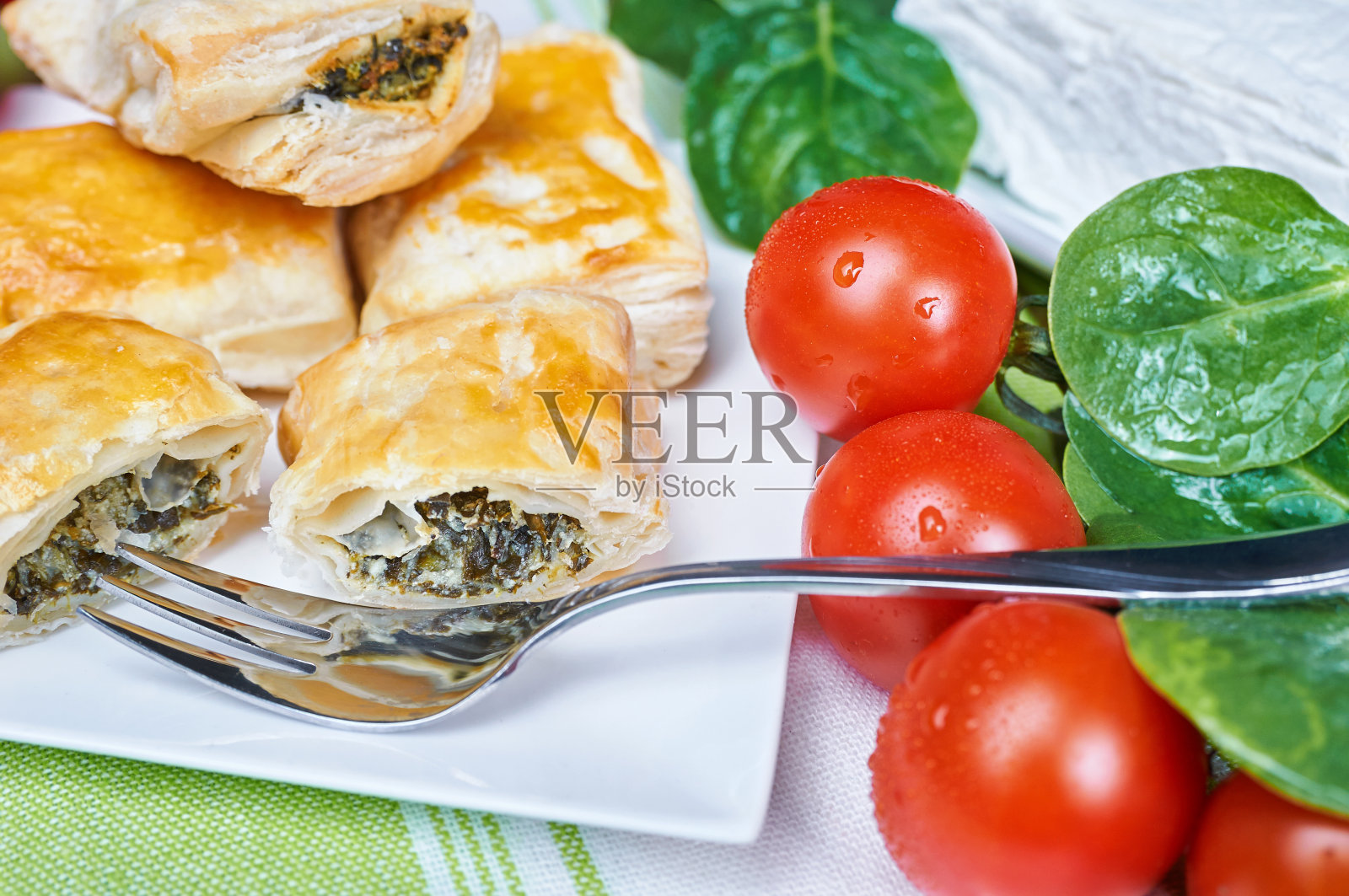 菠菜和山羊奶酪蛋糕照片摄影图片