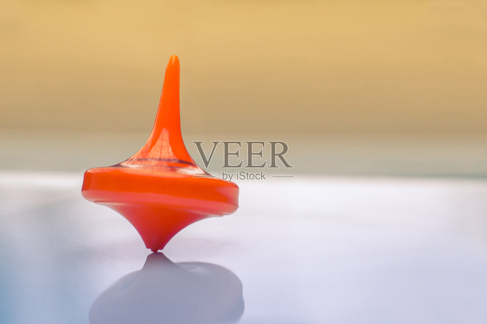 旋转顶部的橙色照片摄影图片