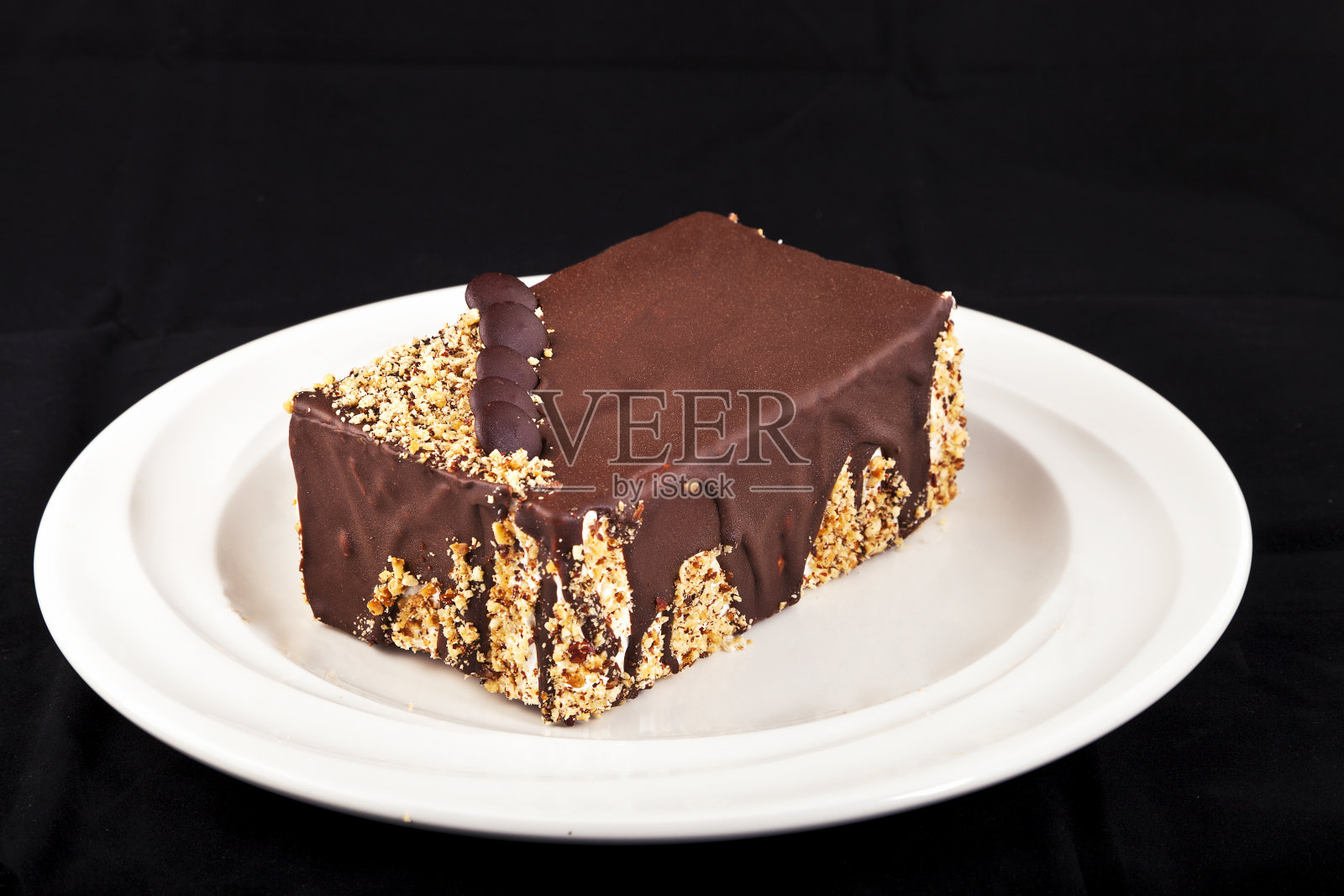 榛子蛋糕在盘子里照片摄影图片