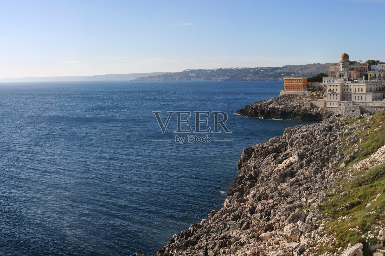 在莱切阿普利亚附近的圣凯撒利亚Terme的萨伦托海岸线照片摄影图片