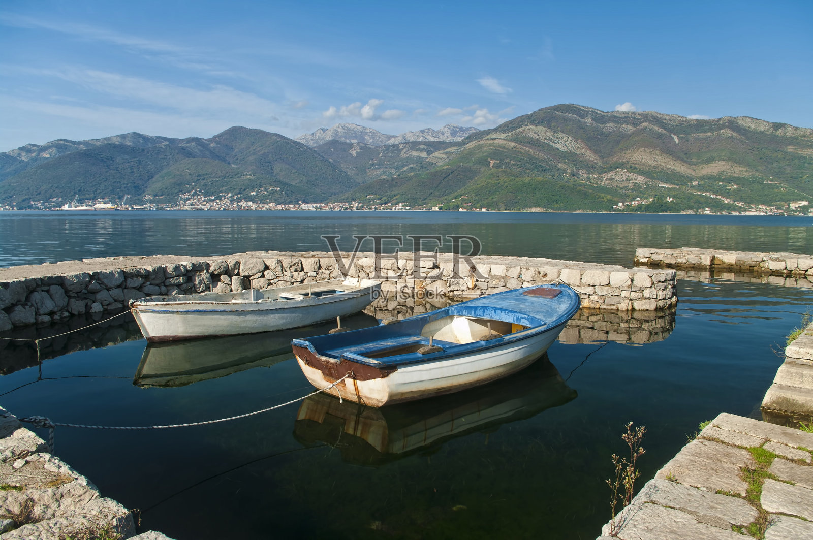 码头上的两艘船照片摄影图片