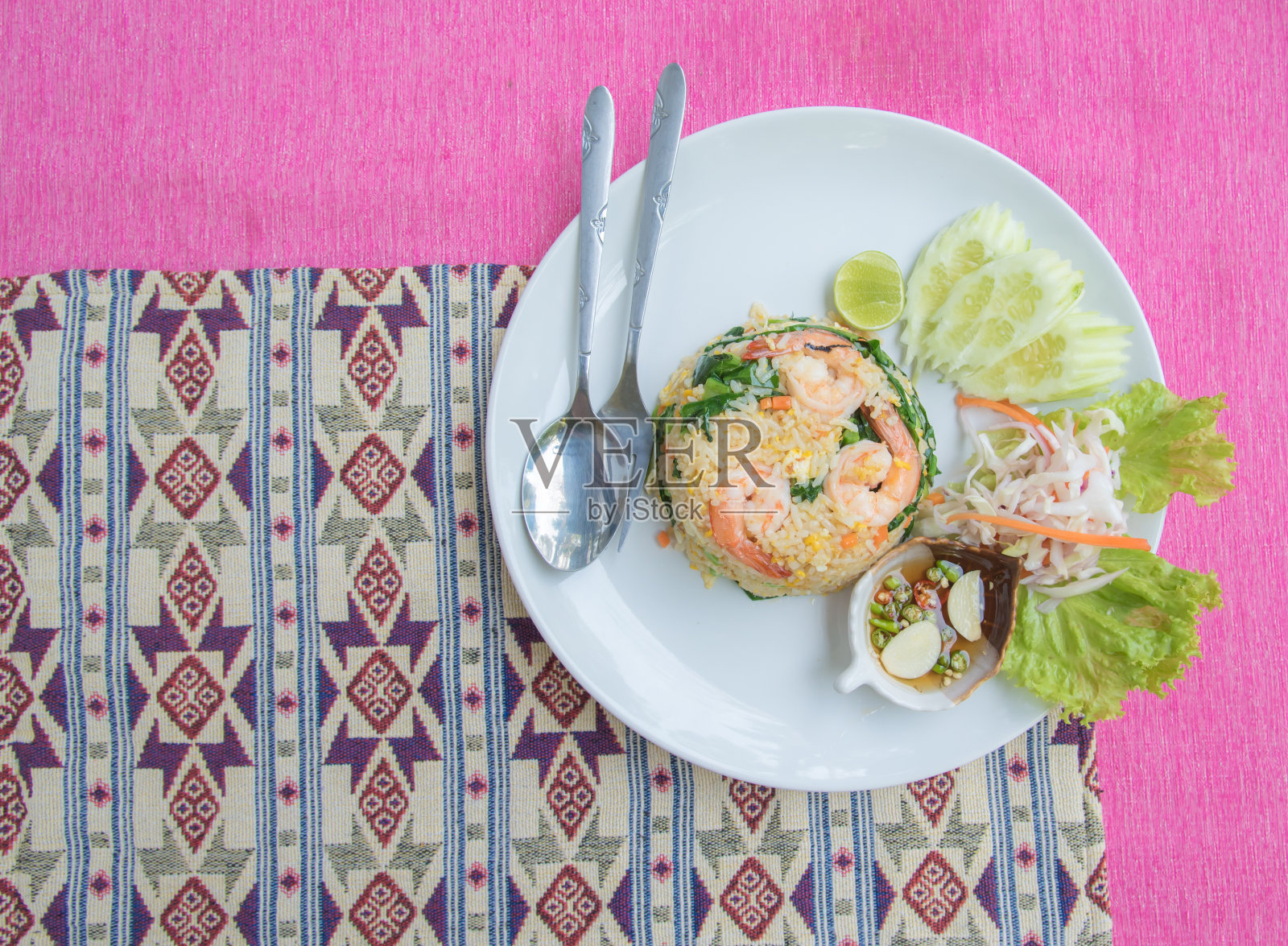 虾仁炒饭照片摄影图片