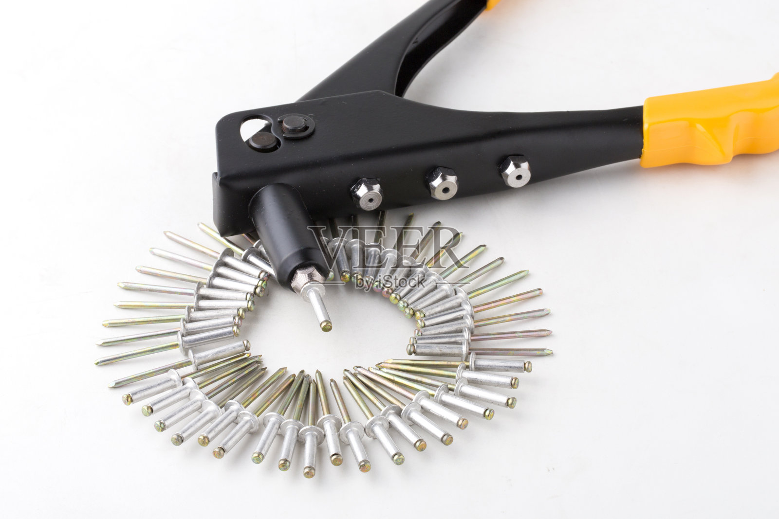 白色背景上的黑色钳子和铆钉照片摄影图片