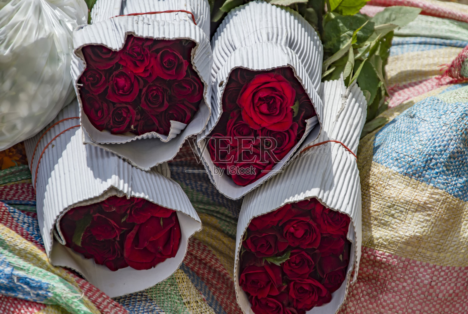 用白纸包裹的玫瑰照片摄影图片