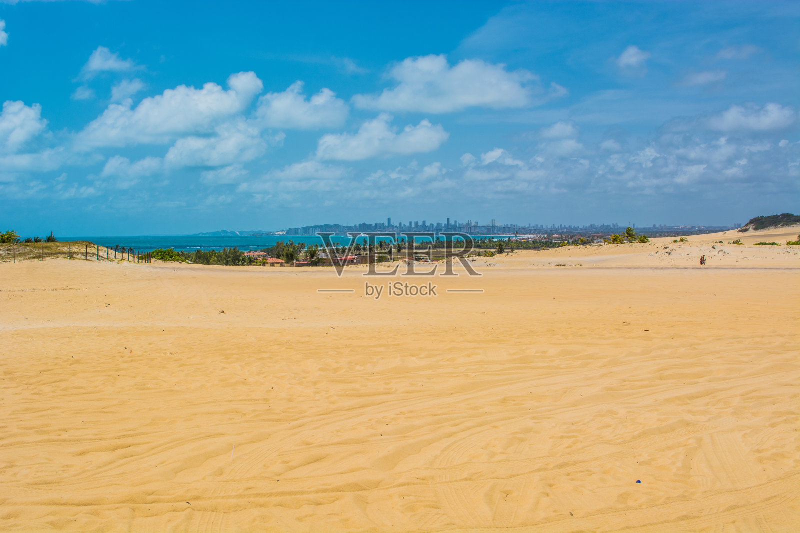 阳光明媚的沙滩照片摄影图片