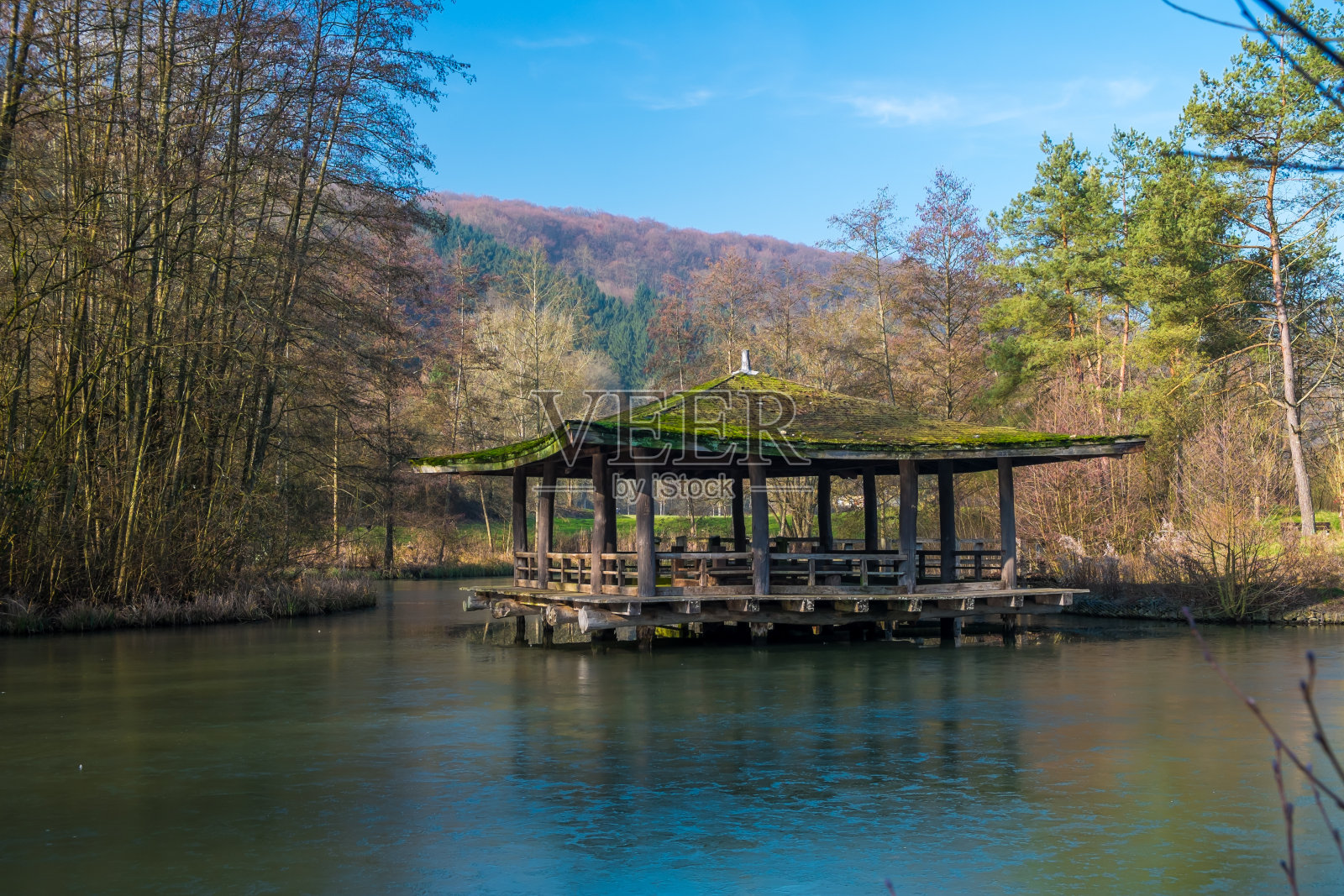 湖上日本宝塔照片摄影图片