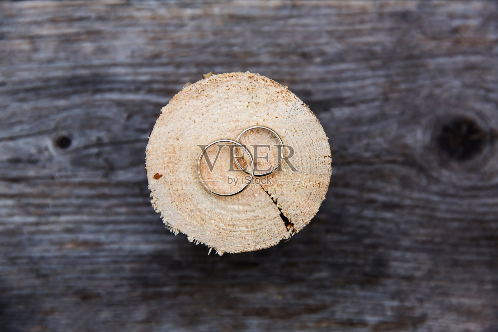 木制背景上的结婚戒指照片摄影图片