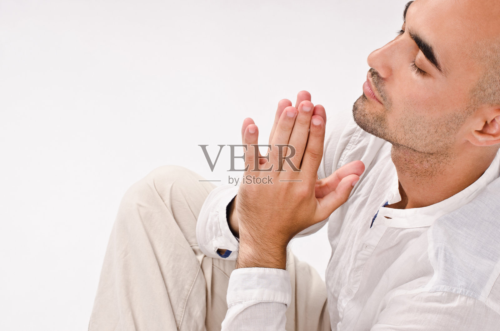 祈祷和冥想的精神的人。照片摄影图片