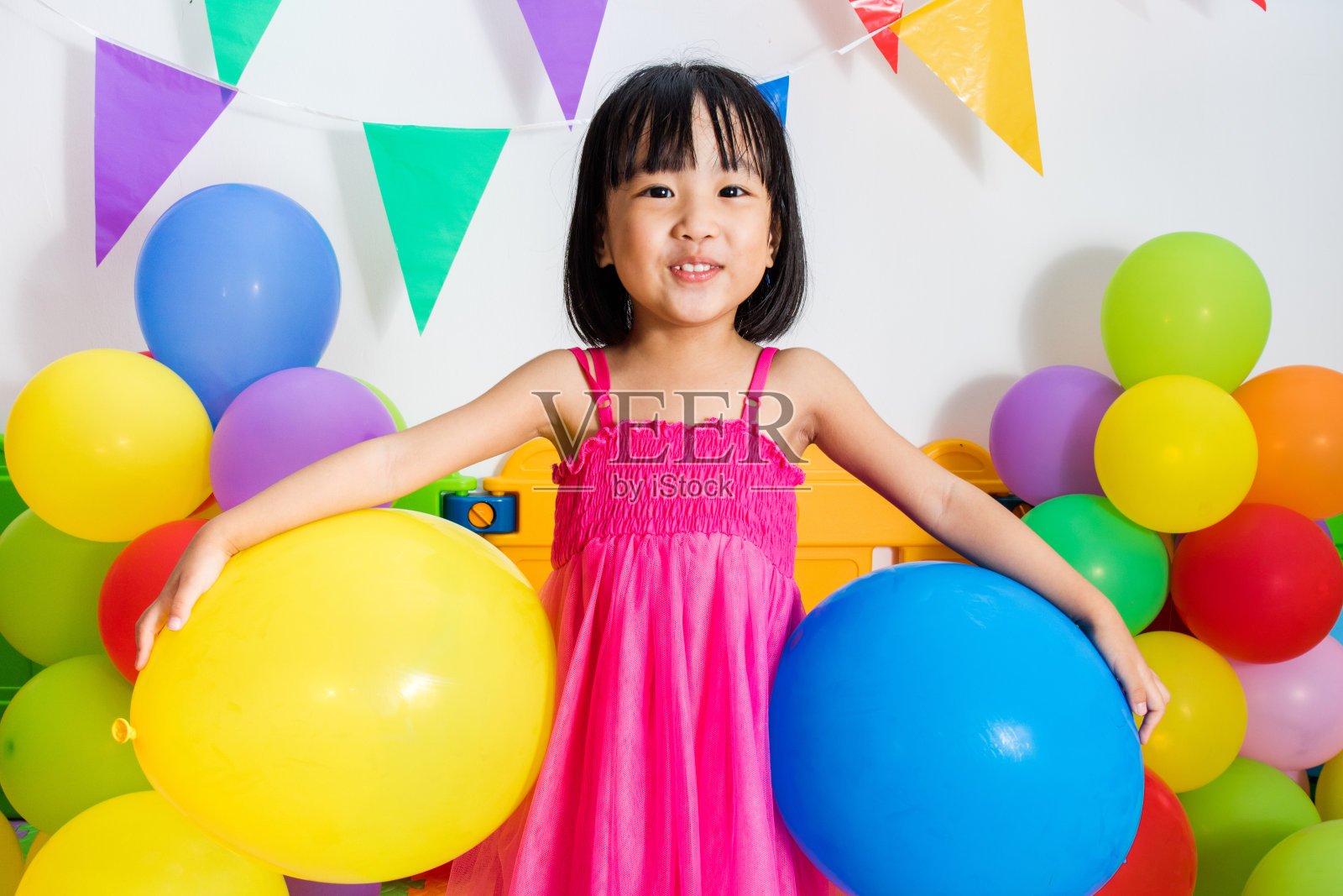 中国女孩玩彩色气球照片摄影图片