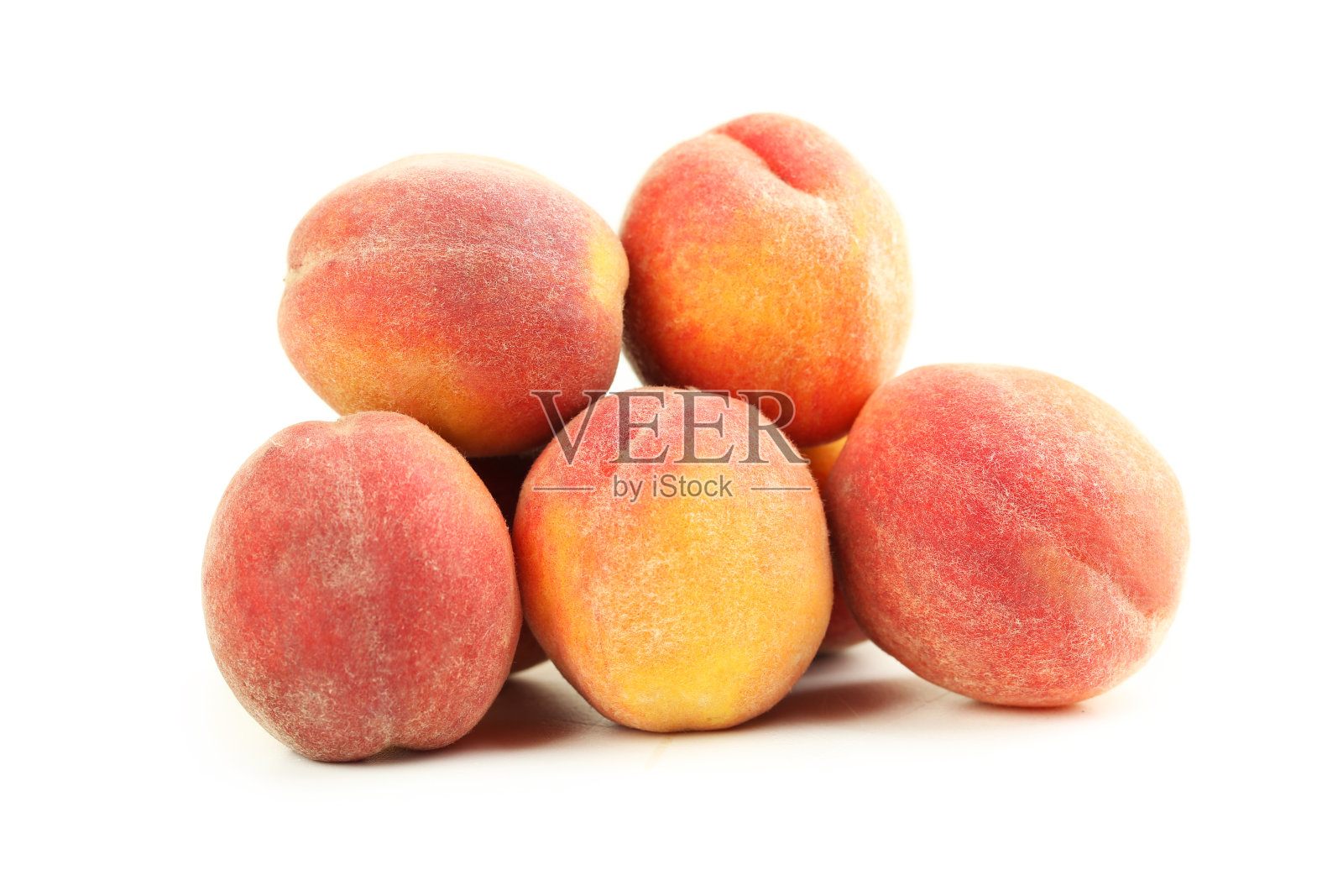 鲜嫩的桃子上隔着白果照片摄影图片