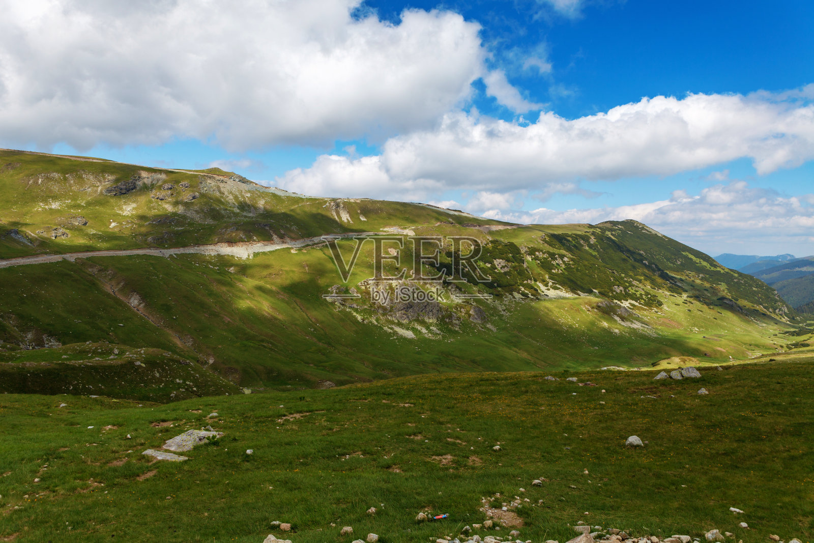 罗马尼亚喀尔巴阡的阿尔卑斯公路多云的天空照片摄影图片