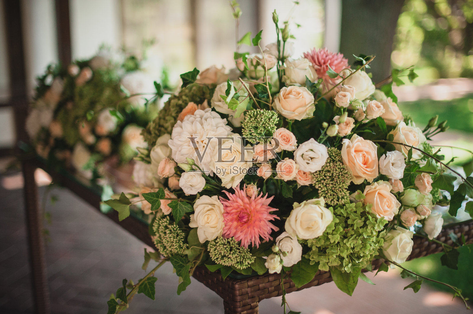 美丽的鲜花婚礼餐桌装饰照片摄影图片
