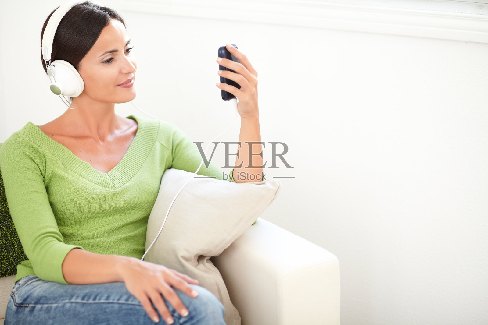 无忧无虑的女人戴着耳机听音乐照片摄影图片