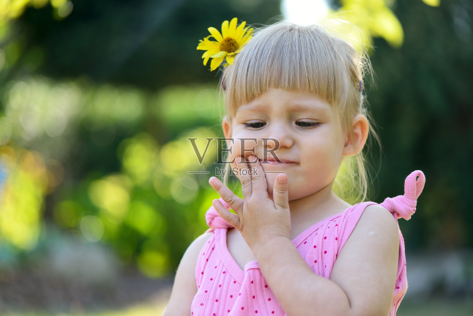 可爱的小女孩。户外的风景。照片摄影图片