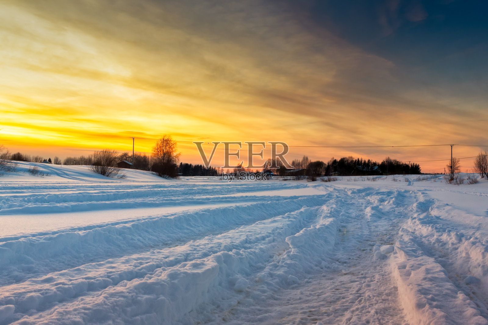 雪地上的雪车痕迹照片摄影图片