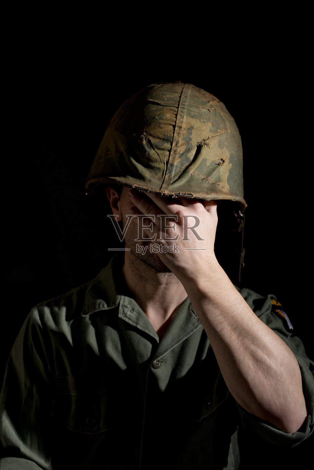 心烦意乱的美国士兵照片摄影图片