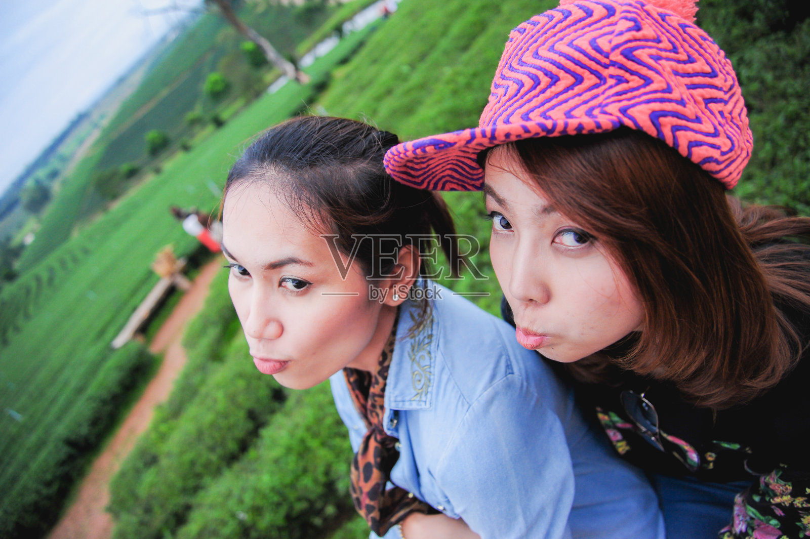 亚洲美女与电话照片摄影图片