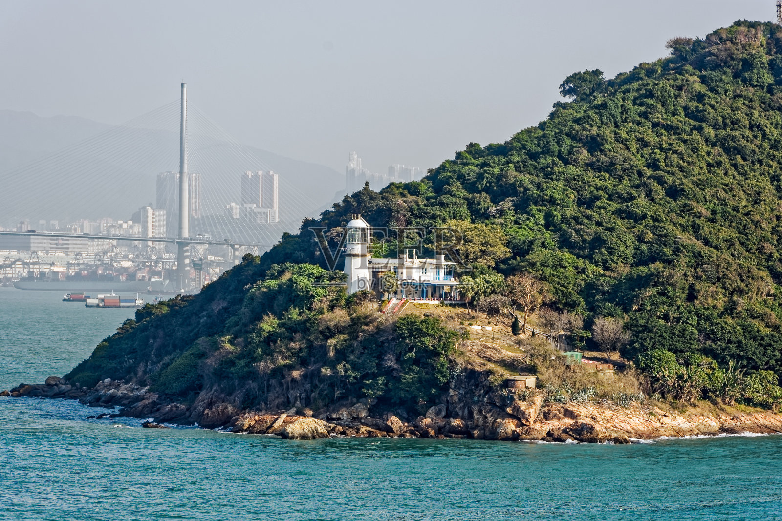 悬崖上的白色小灯塔照片摄影图片