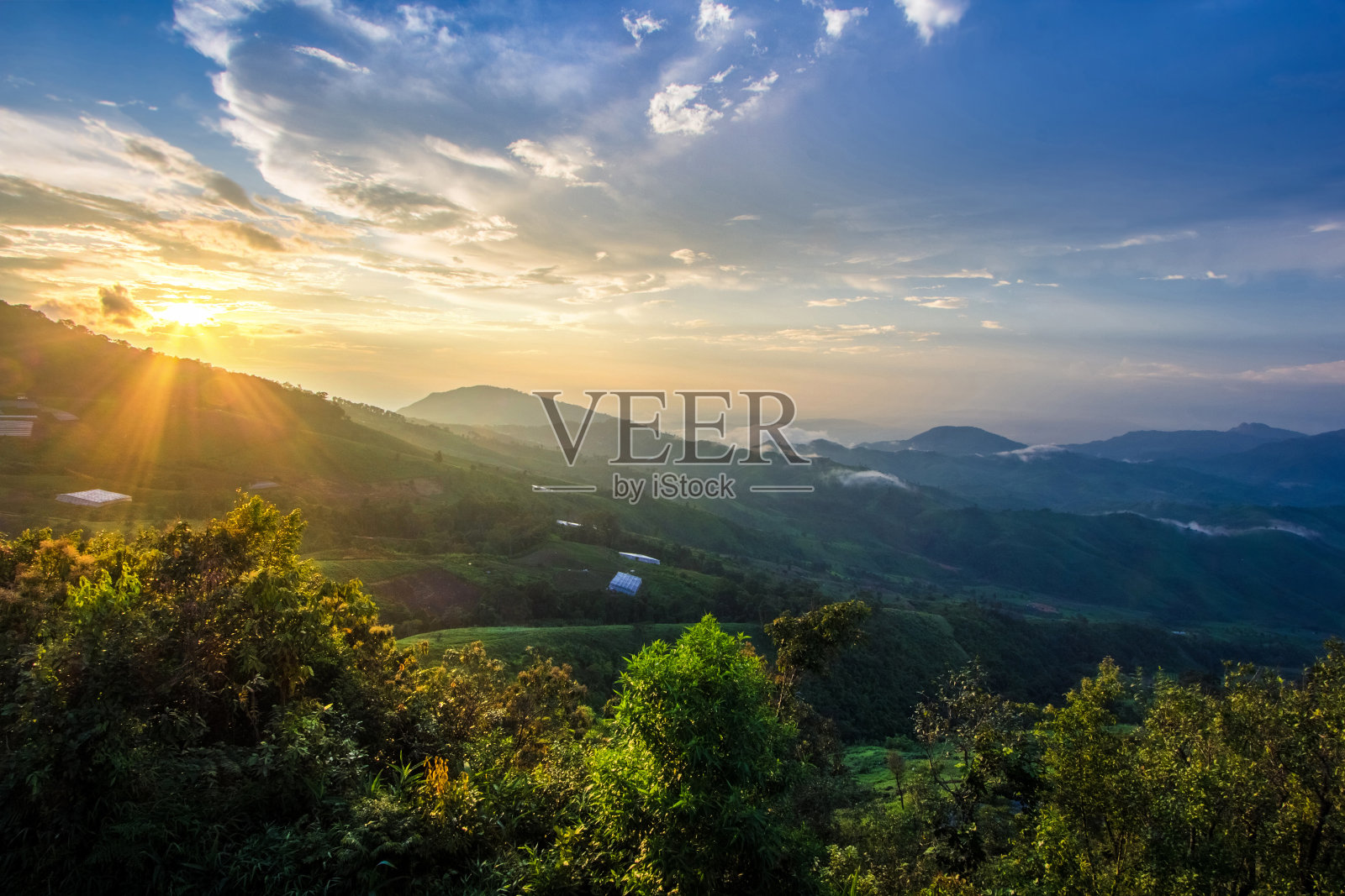 在热带雨林和山区景观中突然出现了光照片摄影图片