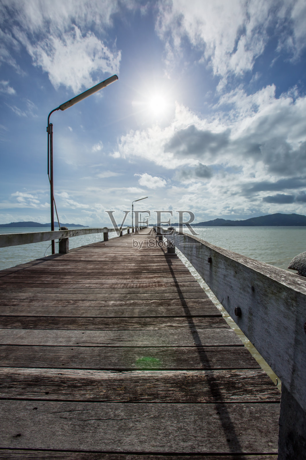 老木桥在海上，云在移动照片摄影图片