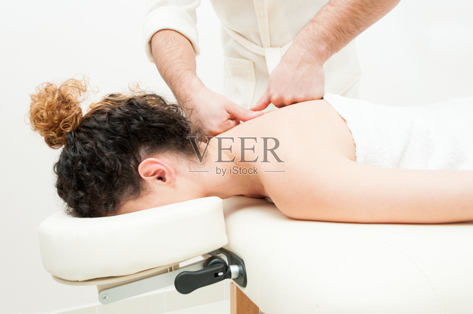 有吸引力的女性获得身体或背部水疗治疗照片摄影图片