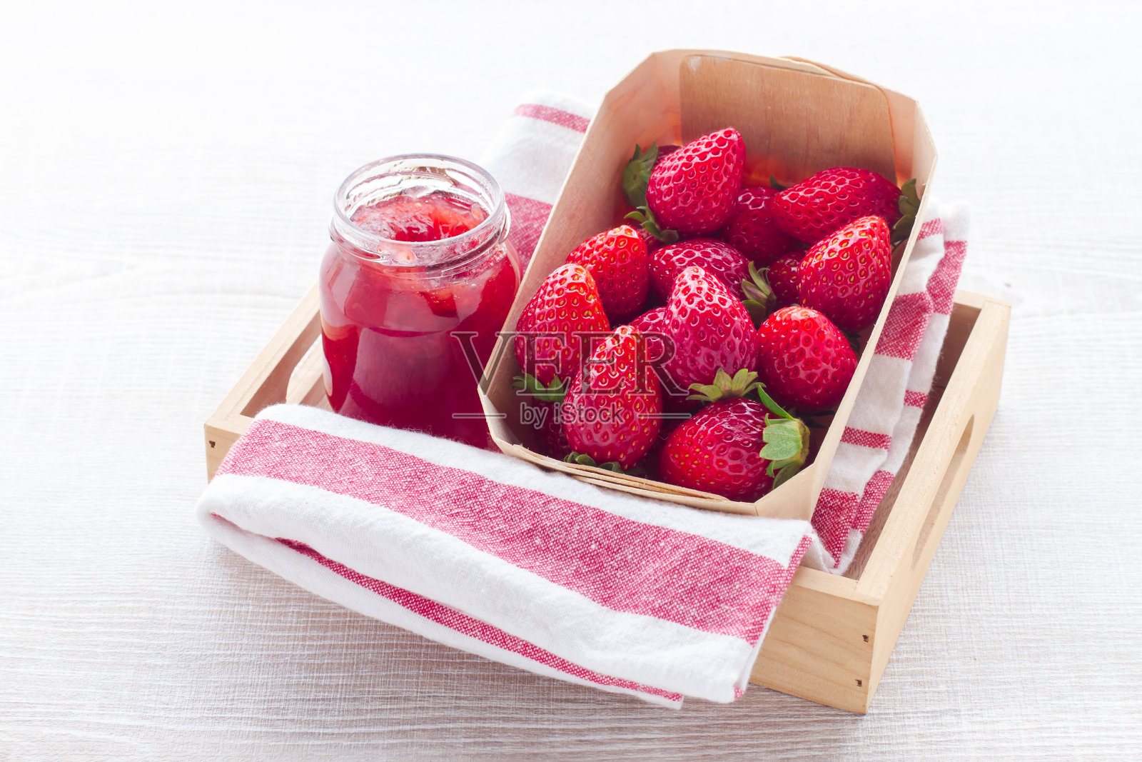 新鲜的自制草莓酱和浆果装在小罐子里照片摄影图片