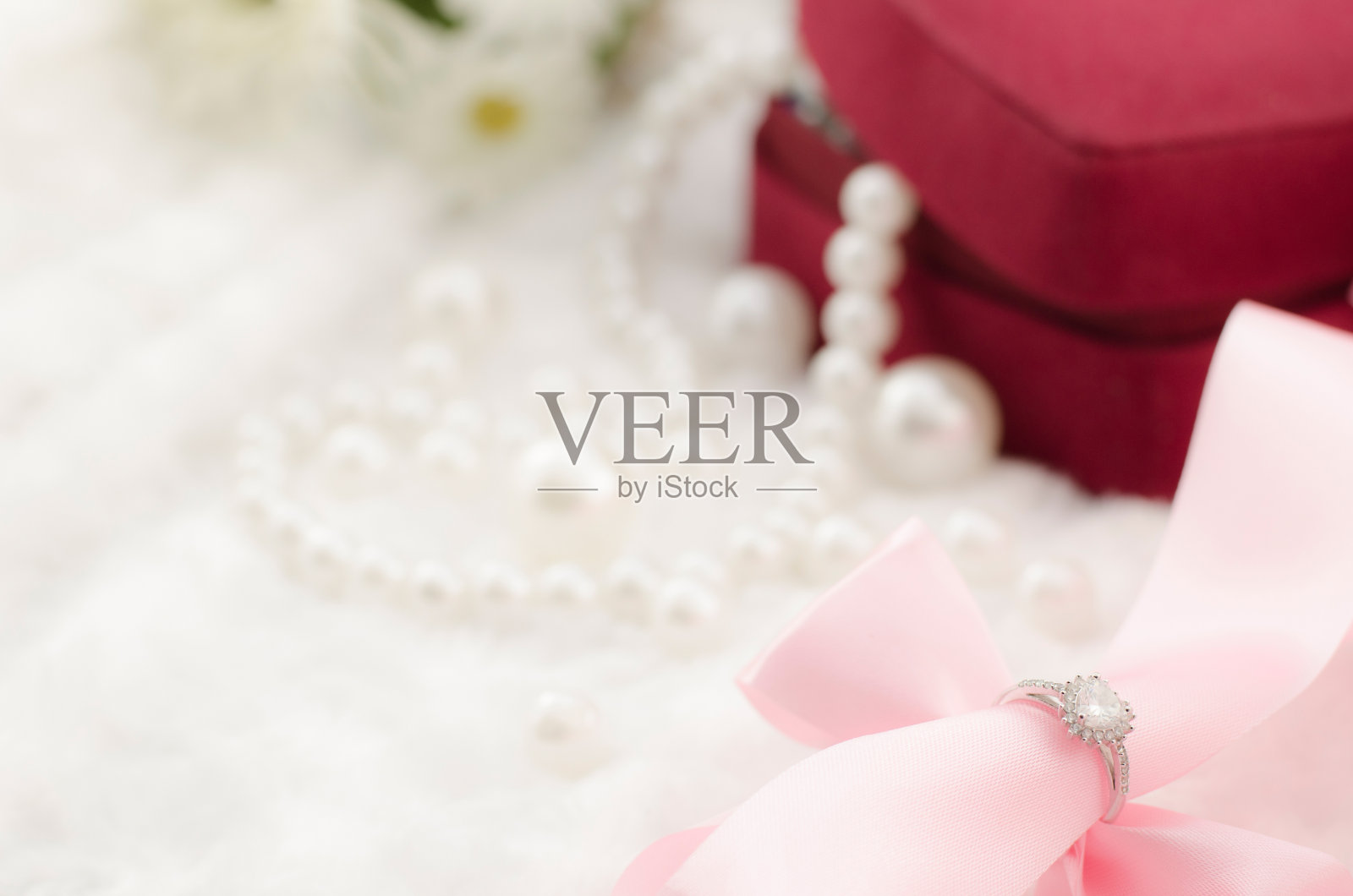 钻石戒指上的珍珠项链背景照片摄影图片