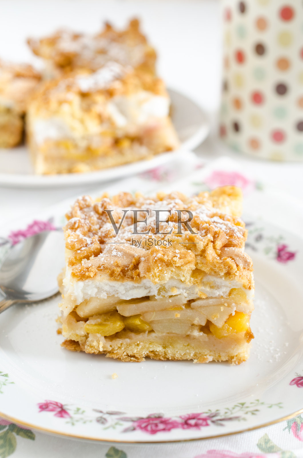 图蒂水果蛋糕-有水果和蛋白霜的酥饼照片摄影图片