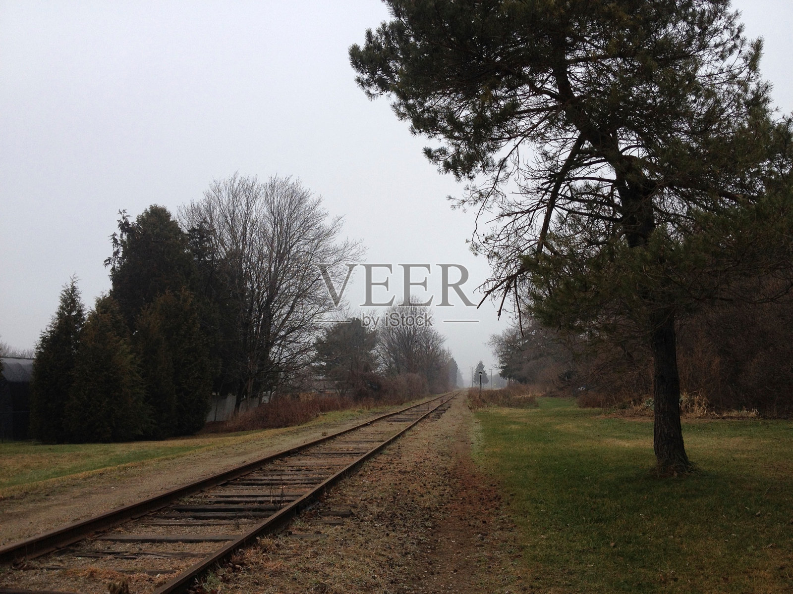 雾蒙蒙的Rails之前照片摄影图片