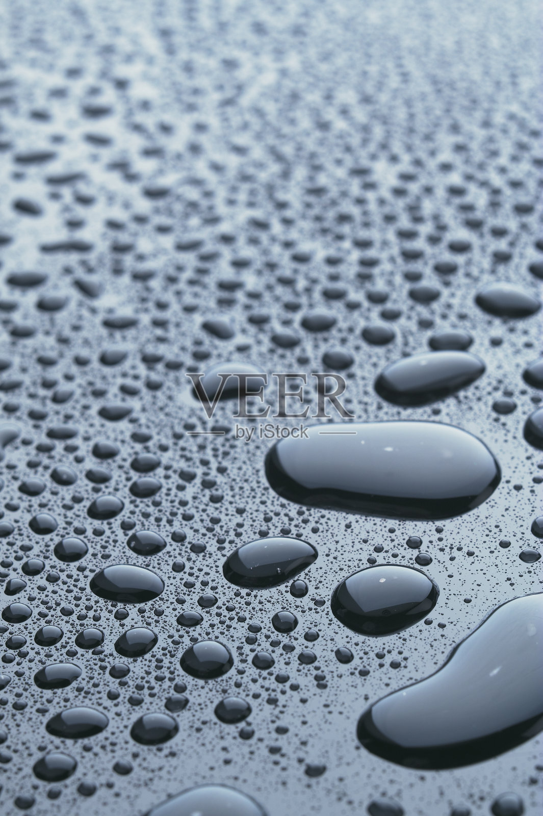 光滑表面上的水滴照片摄影图片