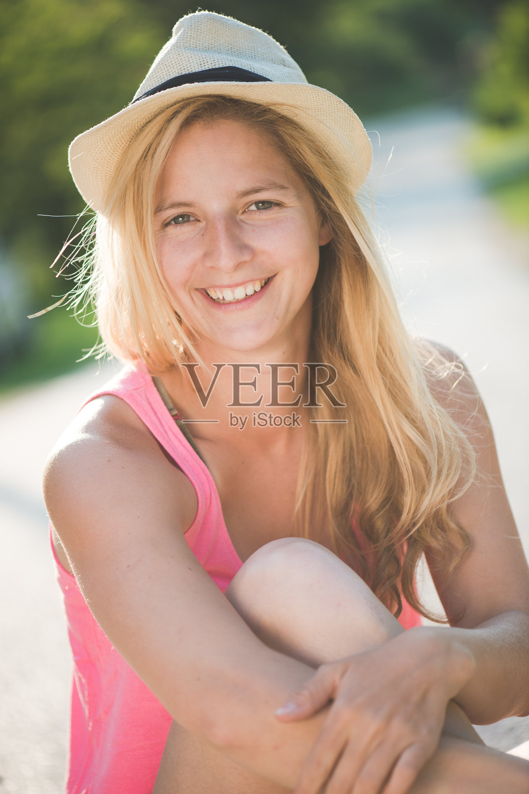 夏天女孩肖像。金发女人笑得很开心照片摄影图片