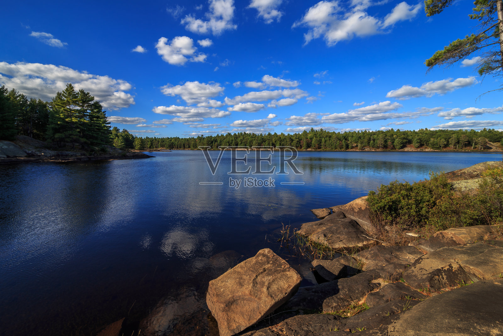 湖景与岩石照片摄影图片