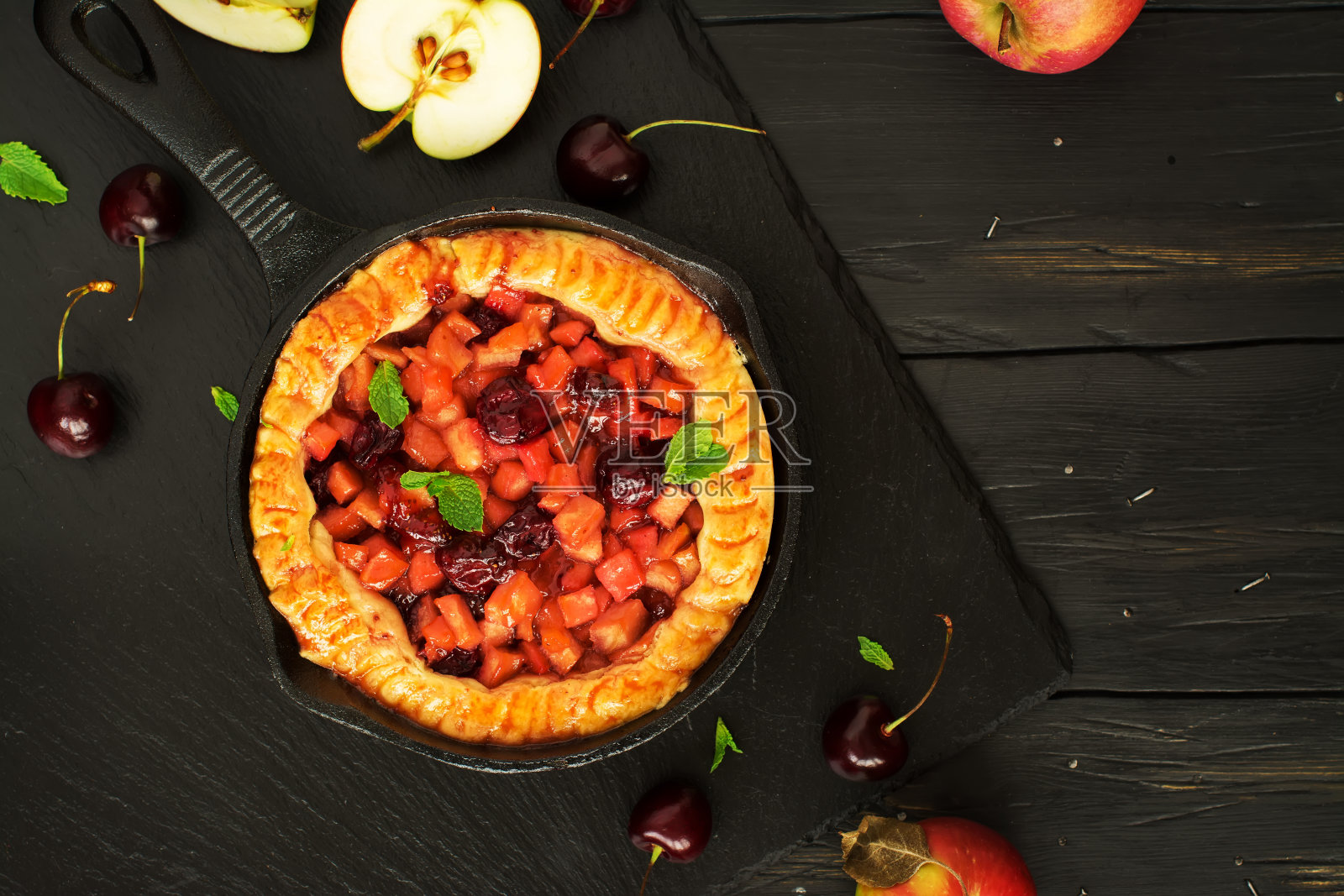 苹果和樱桃派的配料照片摄影图片