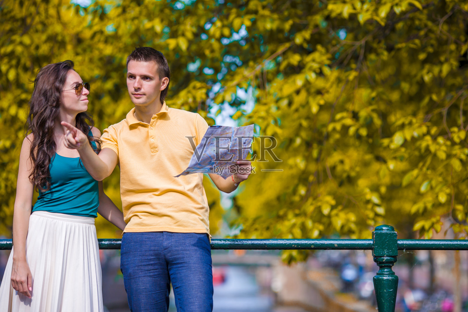 年轻的游客夫妇在欧洲城市看地图照片摄影图片