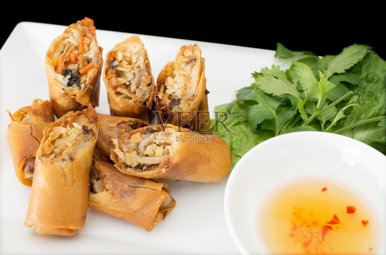 越南素蛋卷，茶焦茶在黑色背景下照片摄影图片