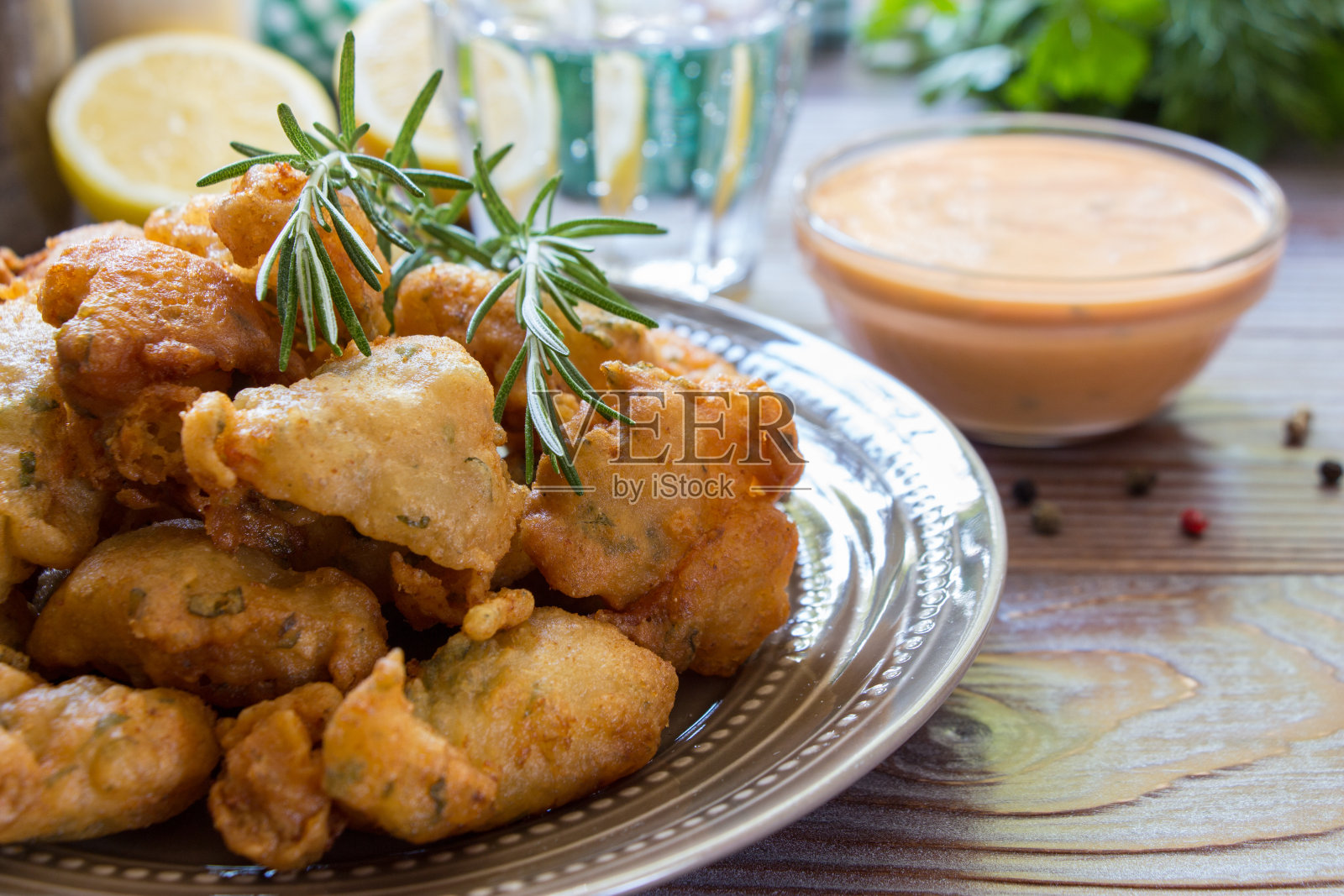 午餐吃的酥皮虾。照片摄影图片